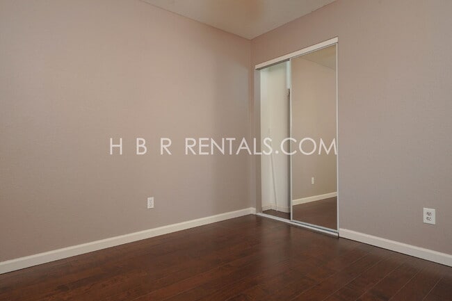 Building Photo - Bright Craftsman-Style 4 Bedroom Home in Q...