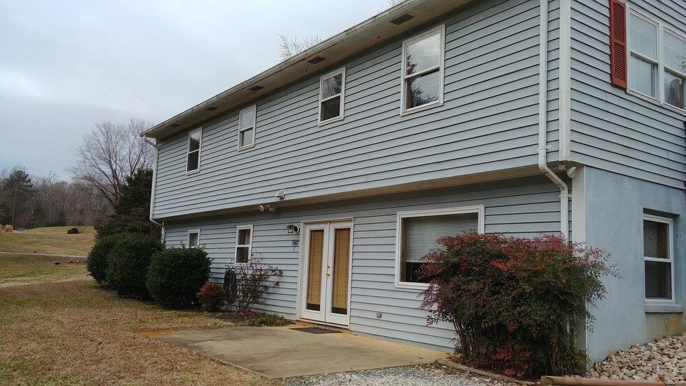 Rear entrance for apartment - 3967 Riverview Ln