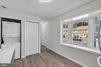 Building Photo - 8529 Englewood Ct