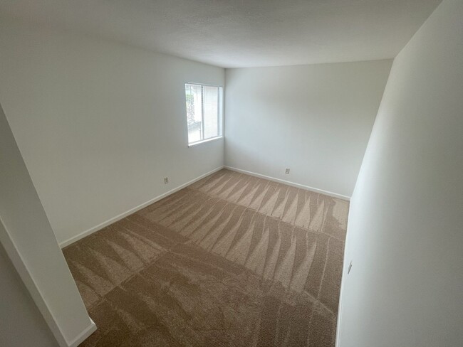 Building Photo - $3,490 - GORGEOUS THREE BEDROOM REMODELED ...