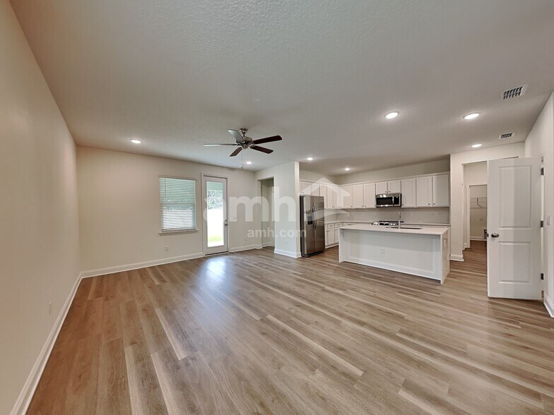 Building Photo - 11661 Hillside Dr