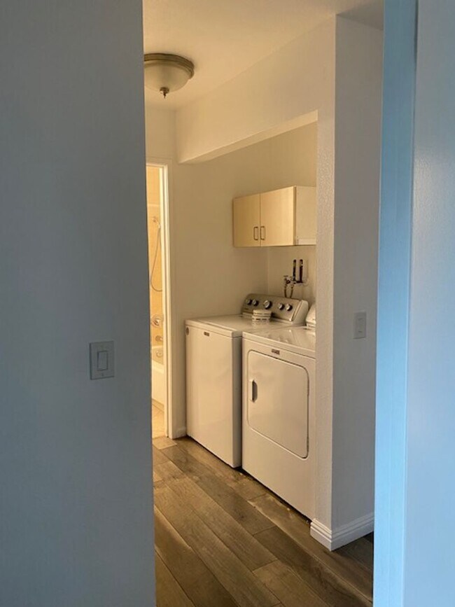 Building Photo - Recently remodeled spacious townhome with ...