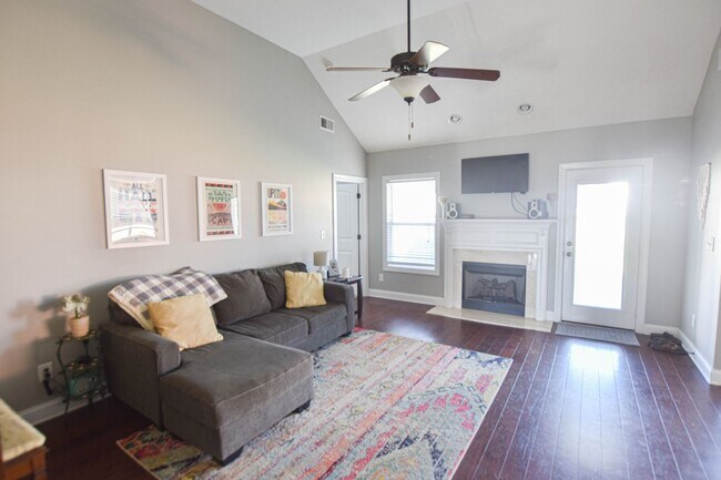 Building Photo - Pet Friendly Three Bedroom!