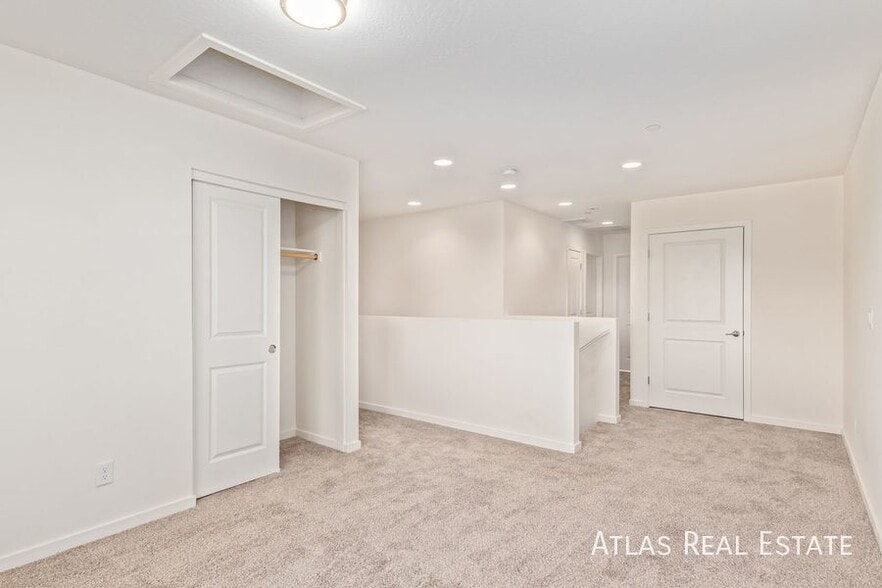 Building Photo - 3010 E Yale St