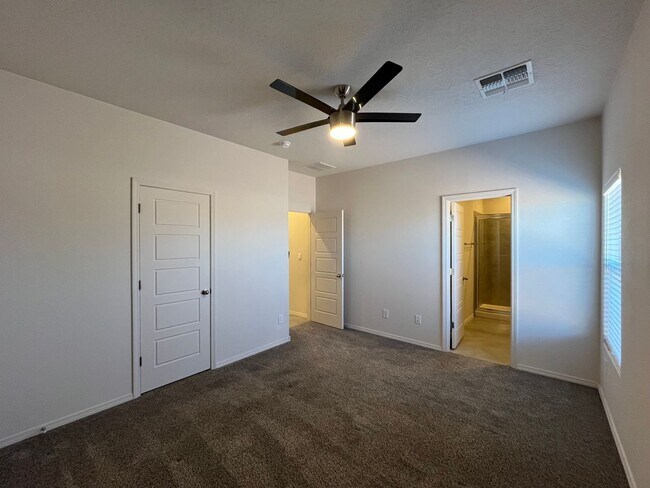 Building Photo - Modern 3 Bedroom 2 Bathroom Home In Los Lu...