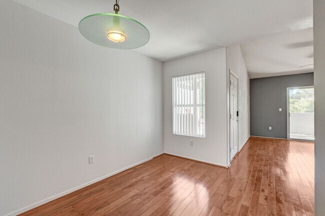 Building Photo - Adorable Southwest condo