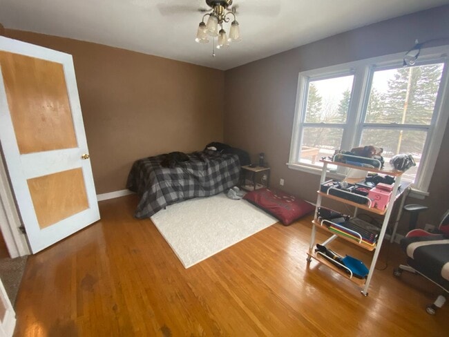 Building Photo - AVAILABLE JUNE - 5 Bed/2 Bath Home Close To Campus!