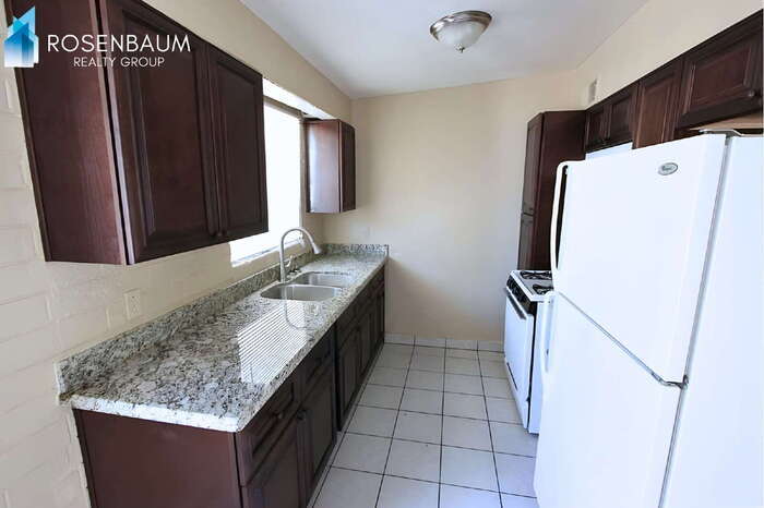 Building Photo - 565 S Hobson