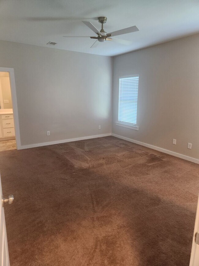 Building Photo - Nice 3 Bed 2 Bath House! Available Now!
