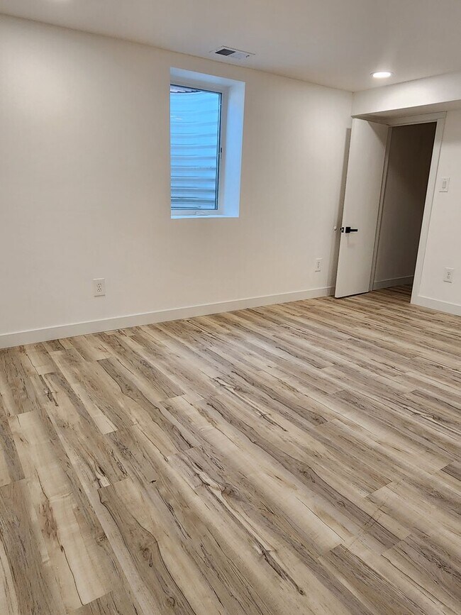 Building Photo - Completely renovated Ranch Style home in E...