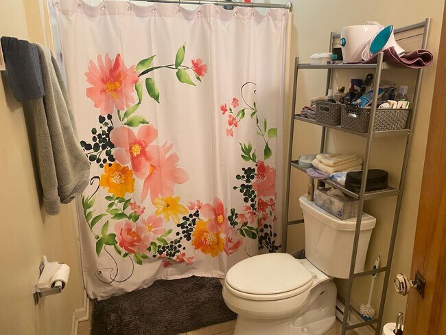 Building Photo - 2704 E Hartford Ave