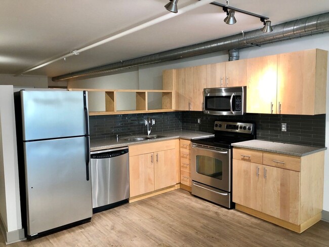 Building Photo - 1 Bedroom 2 Bath Condo in South Lake Union!