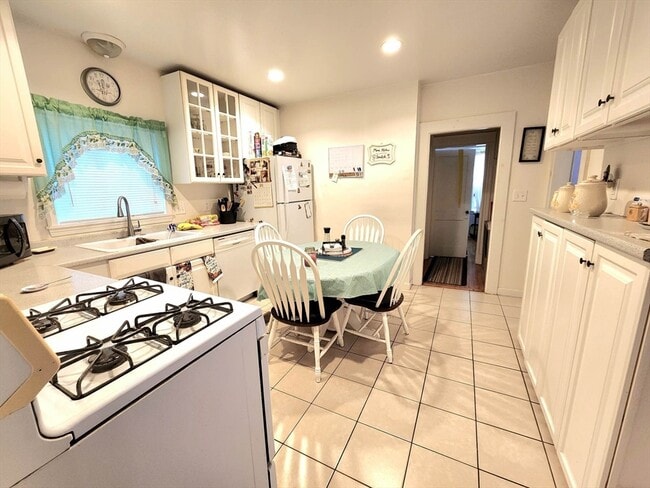 Building Photo - 10 Alton Rd