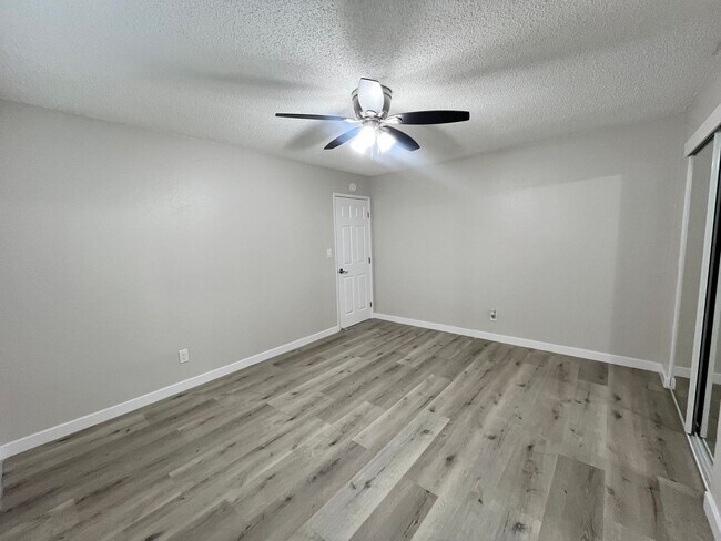 Building Photo - SPACIOUS 1 BEDROOM 1 BATH DOWNSTAIRS