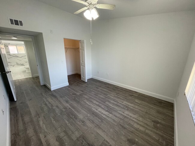 Building Photo - ANNUAL RENTAL - KEY ROYAL-2 BED 1 BATH THI...