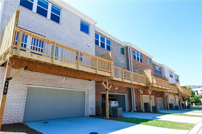 Building Photo - 770 Sunset Park Dr