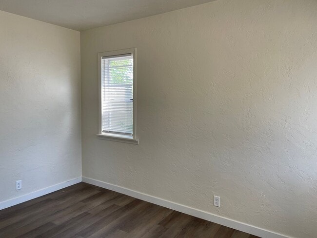 Building Photo - Nice 3 bedroom 1 Bath Home-Fully Fenced Ba...