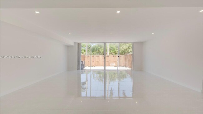 Building Photo - 933 NE 24th Ave