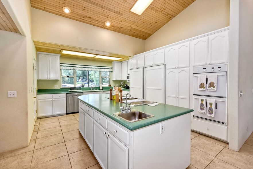 Island and Thermador refrigerator/freezer - 22242 Little Klondike Rd