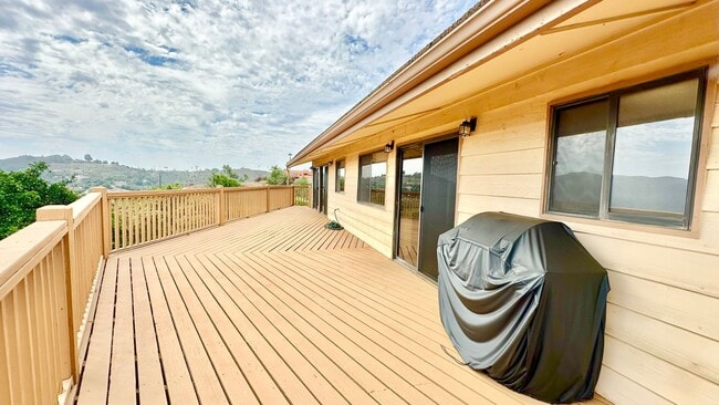 Building Photo - Beautiful Scenic Country Property with Vie...