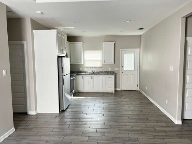 Building Photo - 822 N Blair Ave