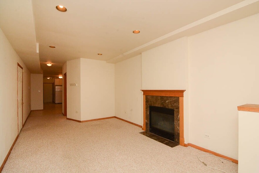 Building Photo - 920 N Paulina St