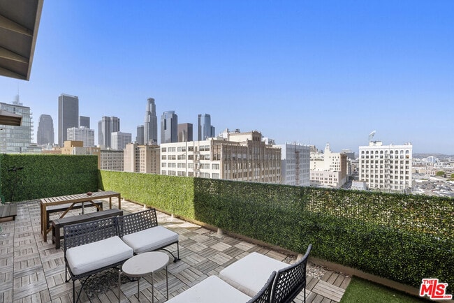 Building Photo - 746 S Los Angeles St