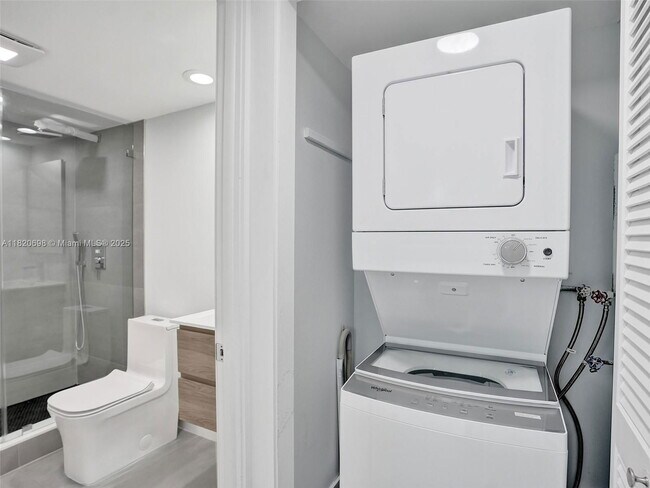 Building Photo - 605 Oaks Dr