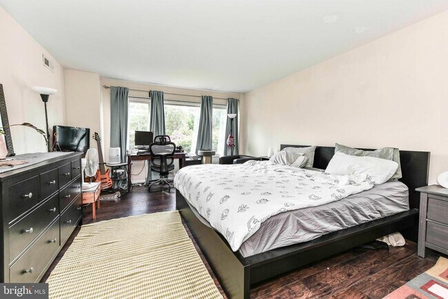 Building Photo - 10570 Main St