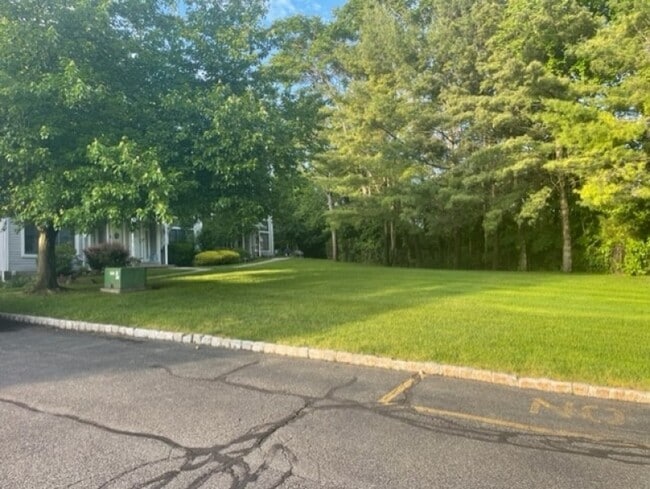 Building Photo - 102 Burlington Ct