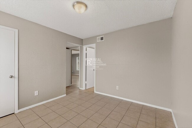 Building Photo - 8024 Cambridge Cir