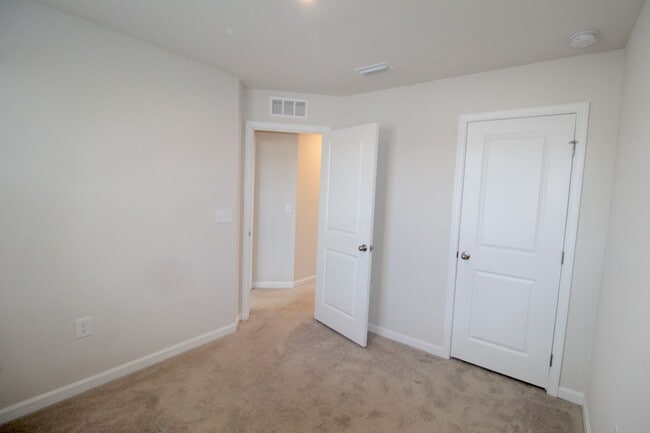 Building Photo - Townhome with a large fenced in yard for rent!