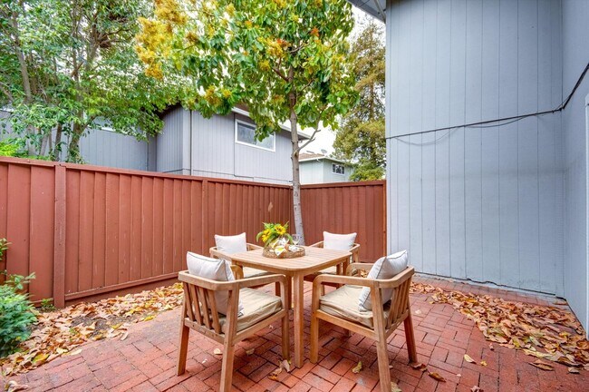 Building Photo - Sunnyvale Meadows Condo