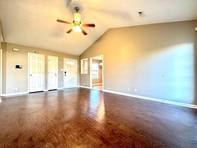 Building Photo - Cozy Single-Family Home with a Fenced Backyard