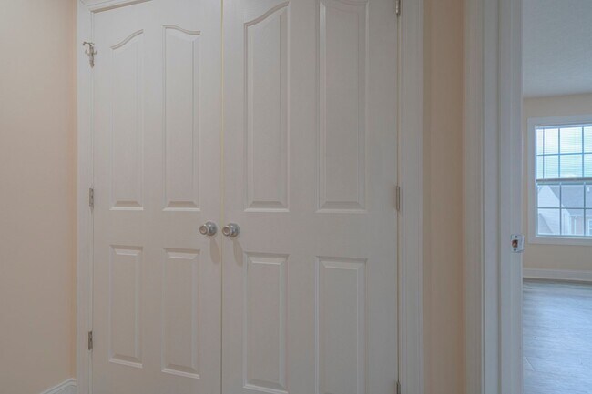 Building Photo - Oak Tree Townhome | 4 Bed, 4.5 Bath | Available Now!