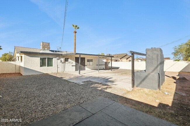 Building Photo - 3331 E Oak St