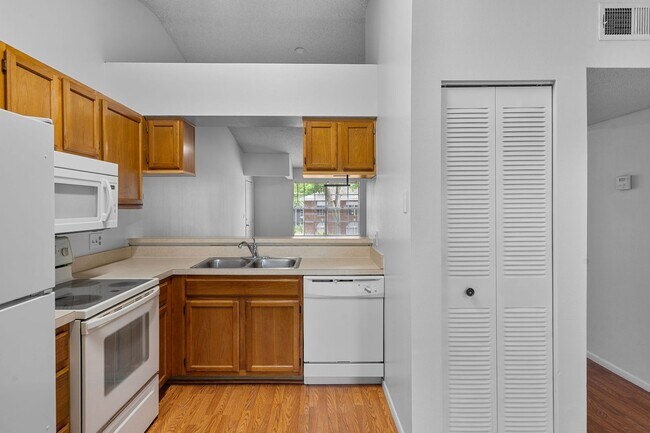 Building Photo - 2/2 Condo With Screened Patio in Conway area