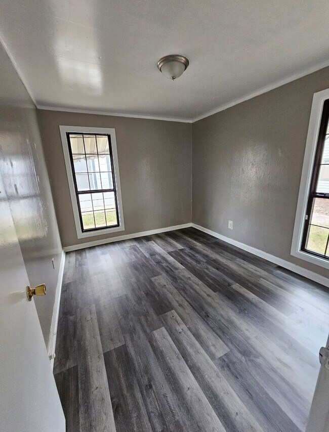 Building Photo - 3 Bedroom House Available