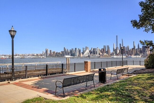 Building Photo - TH3 Henley Pl