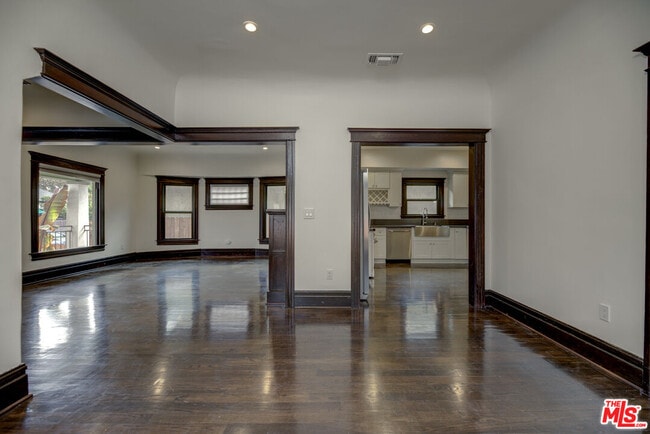 Building Photo - 140 Roselawn Pl