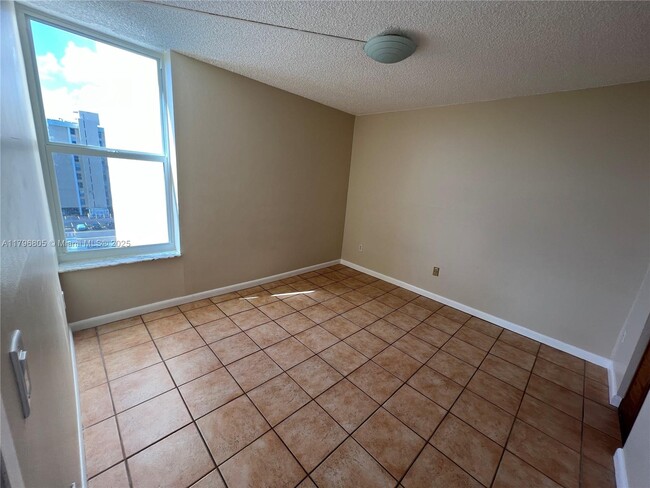 Building Photo - 2350 NE 135th St