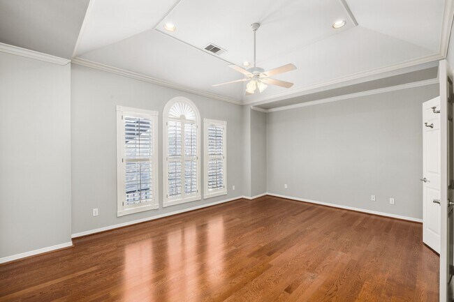 Building Photo - 2433 Quenby St