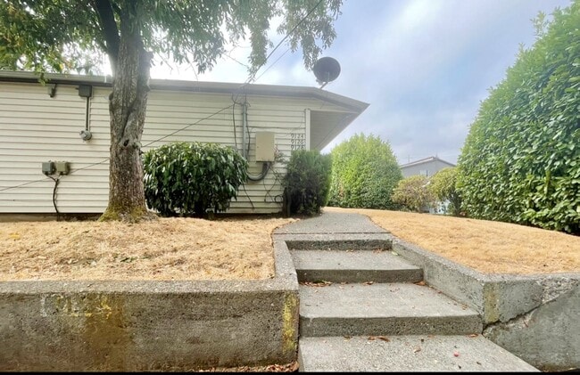 Building Photo - **ONE MONTH FREE RENT** Newly Remodeled One Bedroom in Montavilla~ New Kitchen~ New LVP Flooring~...