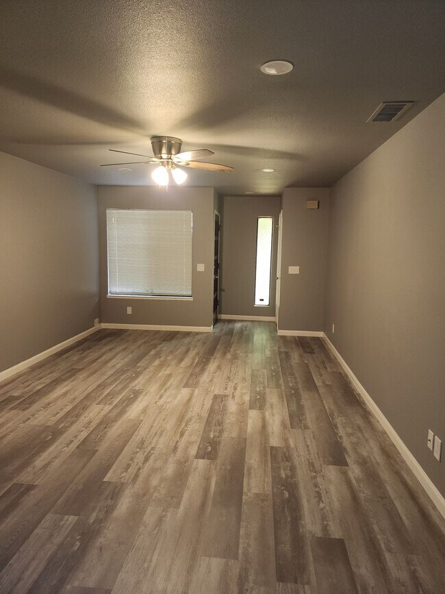 Building Photo - 8616-8618 La Riviera Dr