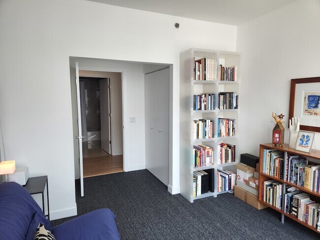 Building Photo - 8 E Randolph St