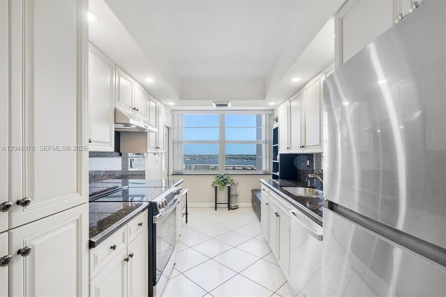 Building Photo - 18031 Biscayne Blvd