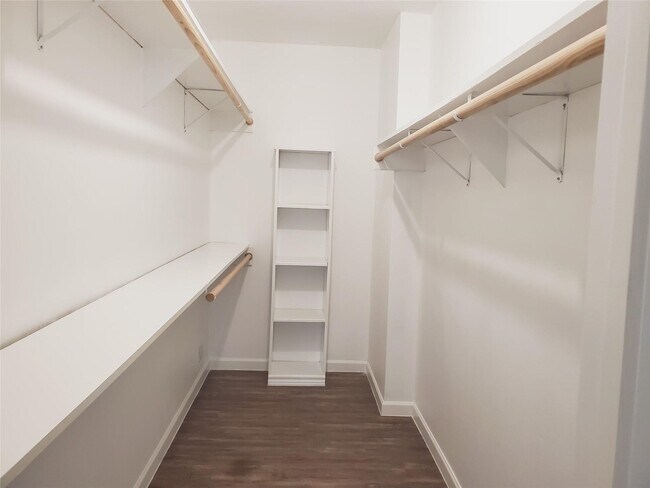 Building Photo - 361 N Post Oak Ln