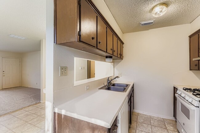 Building Photo - 1740 Rutland Dr