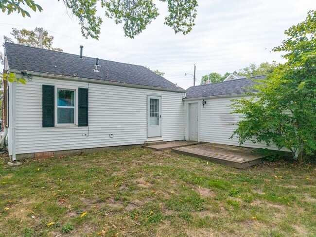 Building Photo - Adorable Cape Cod Charmer Available For Rent!
