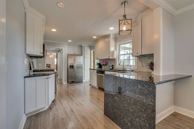 Building Photo - 4 Bedroom / 4 Bath Home for Rent! Kingspor...